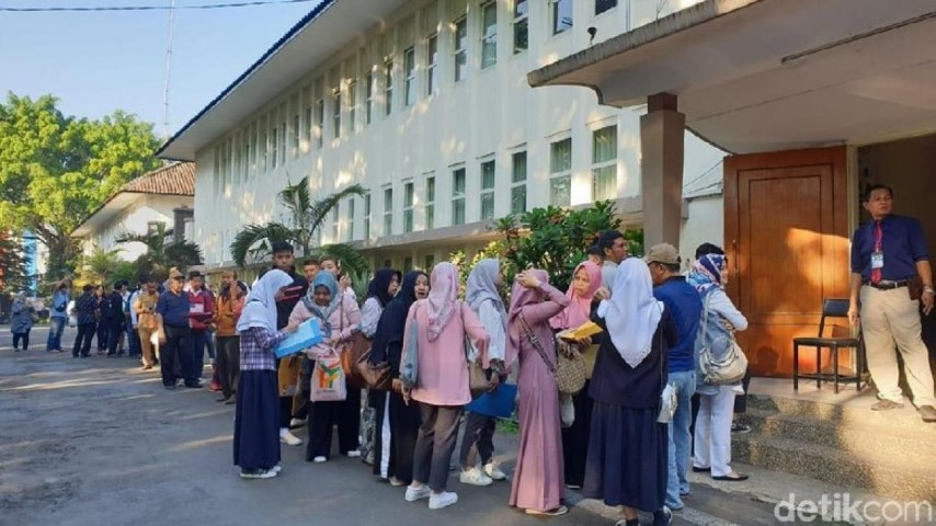 Orang Tua Harus Bolak Balik Daftarkan Anak ke SMA 2 Bandung