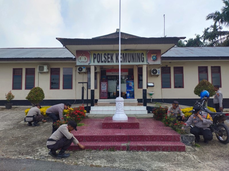 Polsek Kemuning Laksanakan Kurve Bersih-Bersih Lingkungan Kantor