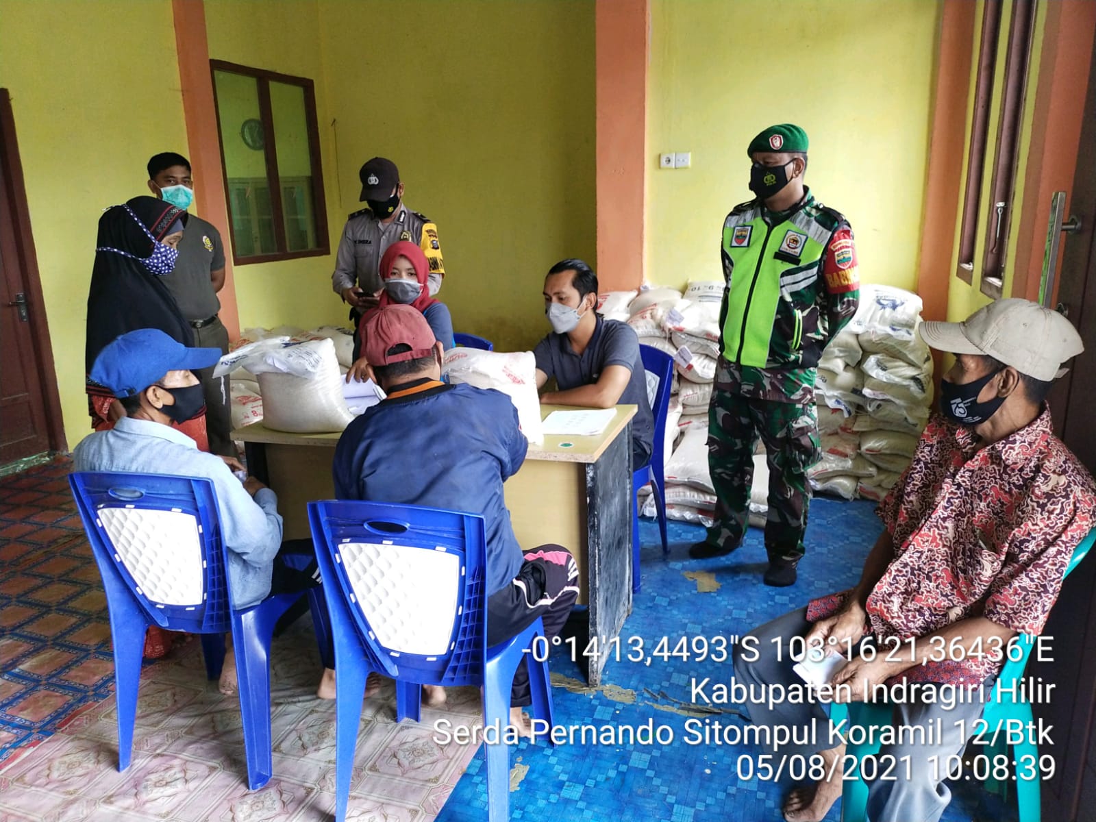 Babinsa Koramil 12/Batang Tuaka Kawal Penyaluran Bantuan Beras PPKM untuk Warga