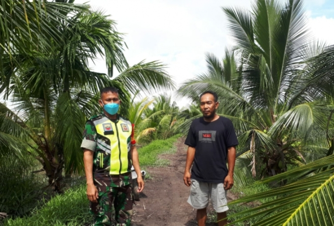 Personil Babinsa Koramil 04/Kuindra bersama Masyarakat Peduli Api Laksanakan Patroli Karhutla