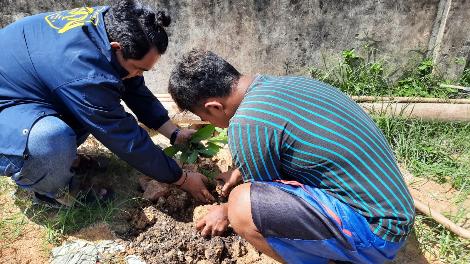 Mahasiswa KKN UMRI Kelompok Empat Lakukan Penghijauan Bersama Masyarakat Setempat