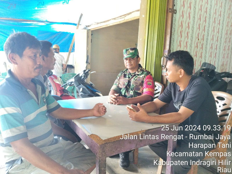 Babinsa Koramil 03/Tpl Kodim 0314/Inhil Lakukan Komsos Bahas Keamanan Pilkada 2024 di Kelurahan Harapan Tani