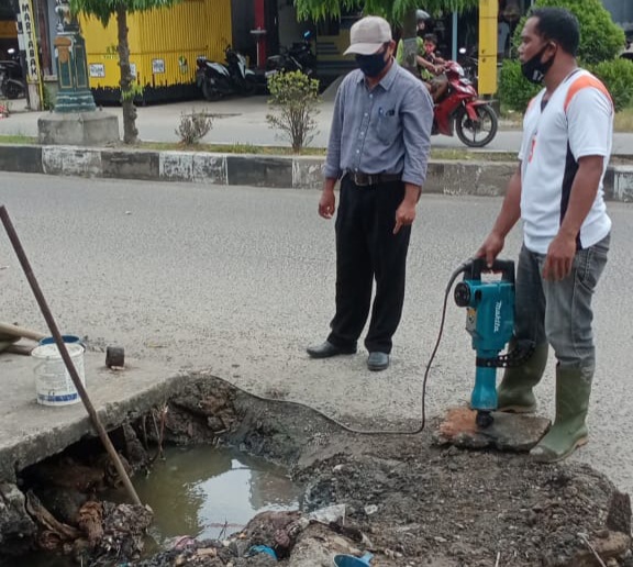 Perumda TI Lakukan Perbaikan Pipa Induk yang Bocor di Simpang Jalan Trimas
