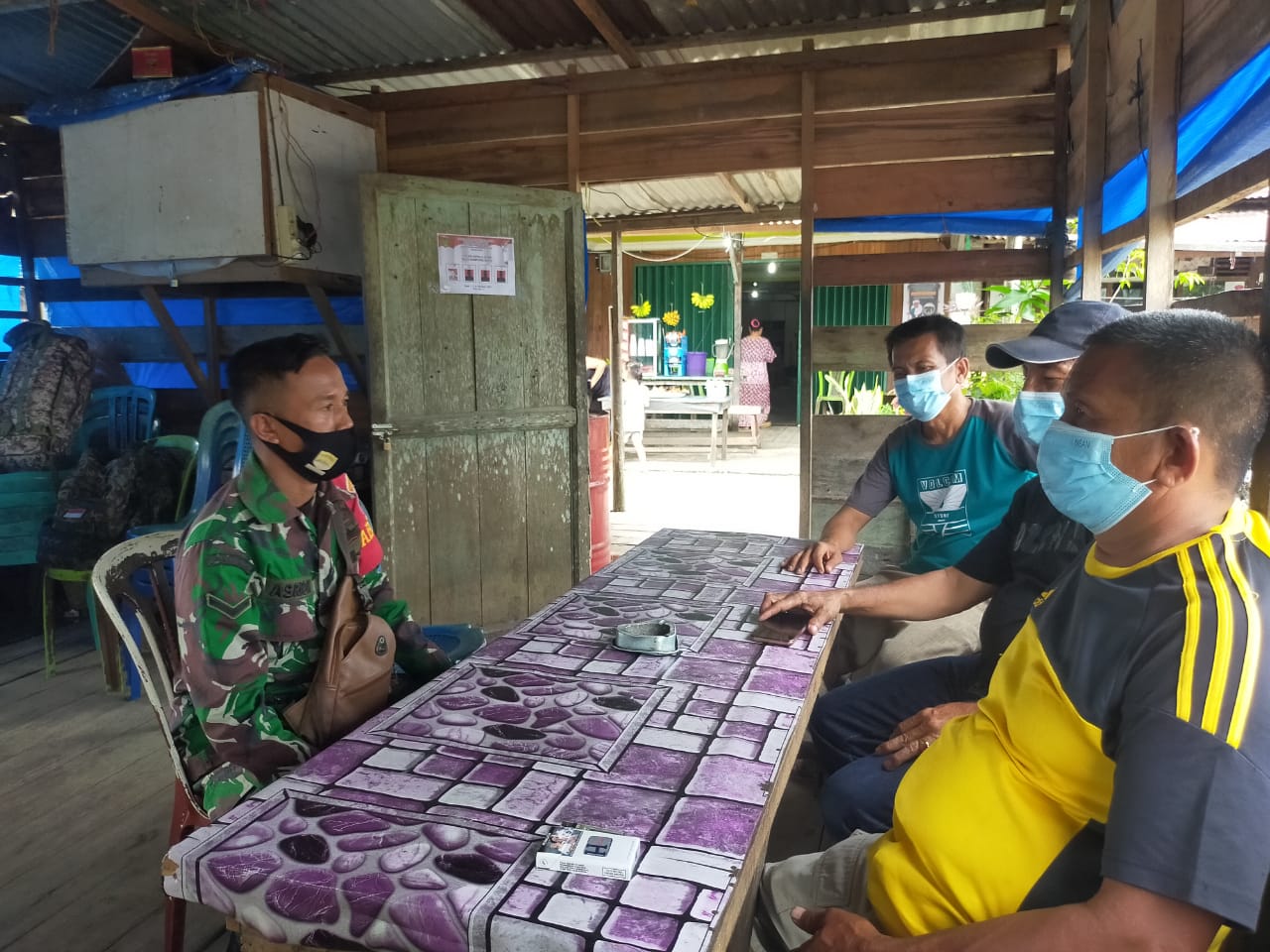 Bangun Sinergiatas Hadapi Covid-19, Serda Asrion Lakukan Komsos di Concong Dalam