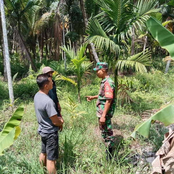 Babinsa Koramil 07/Reteh Rutin Laksanakan Patroli Tapal Batas di Ds Pandan Sari