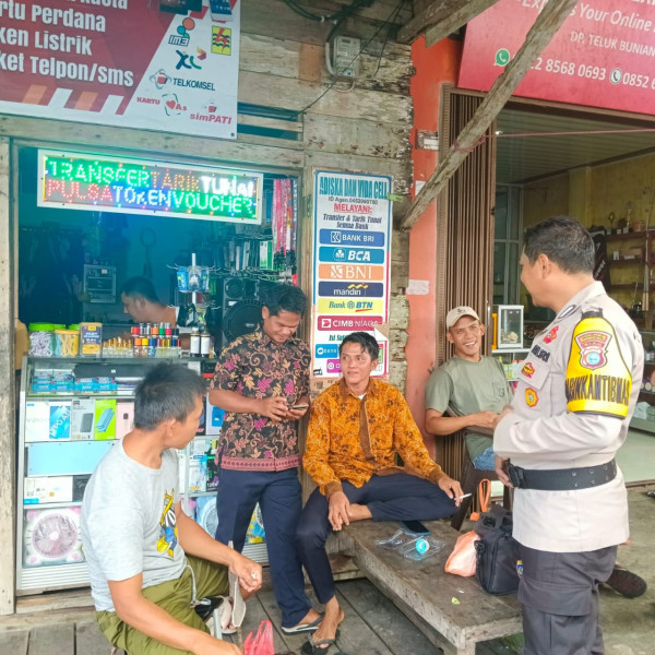 Bhabinkamtibmas Polsek Pelangiran Serukan Gunakan Hak Pilih di Pasar Rakyat