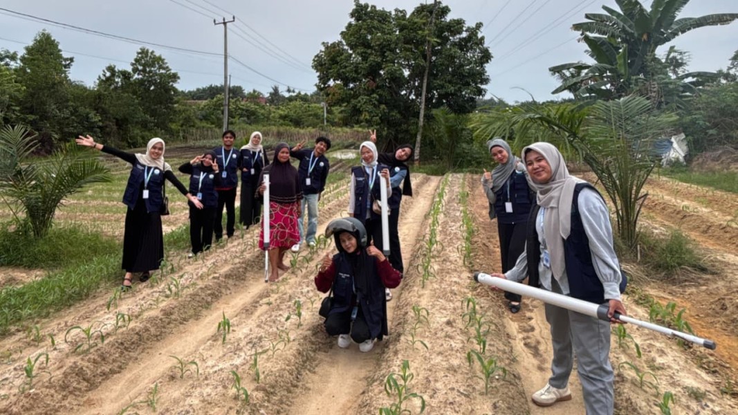 Mahasiswa UIN Suska Riau Hadirkan Inovasi Penabur Pupuk untuk Petani di Kampung Kuala Gasib Mahasiswa UIN Suska Riau Hadirkan Inovasi Penabur Pupuk untuk Petani di Kampung Kuala Gasib