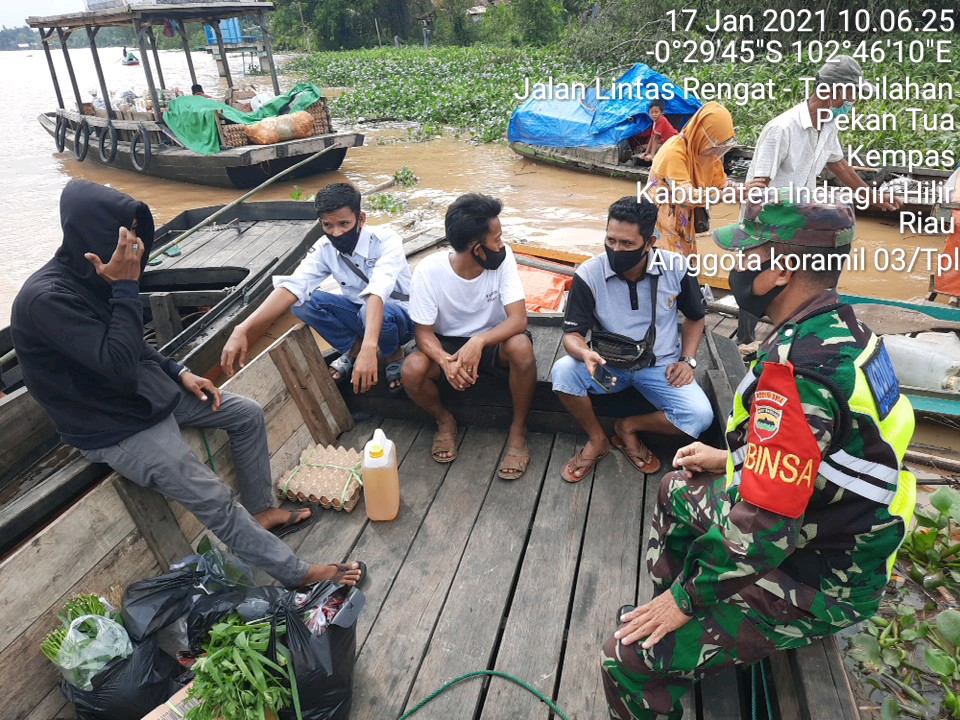 Saat Komsos, Babinsa Koramil 03/Tempuling Sosialisasikan Penerimaan Cata TNI AD TA 2021