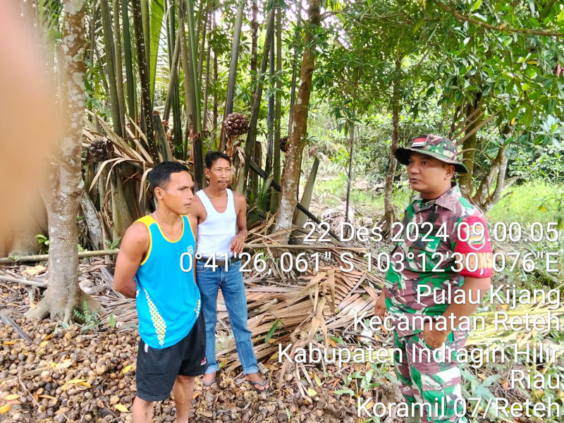 Babinsa Serka Ferry Barus Patroli Karhutla di Kecamatan Reteh