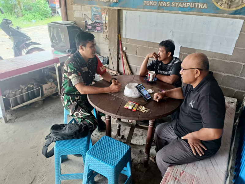 Serda Margono, Babinsa Koramil 07/Reteh: Menggalakan Kembali Poskamling untuk Meningkatkan Keamanan Wilayah dan Membangun Kebersamaan Warga