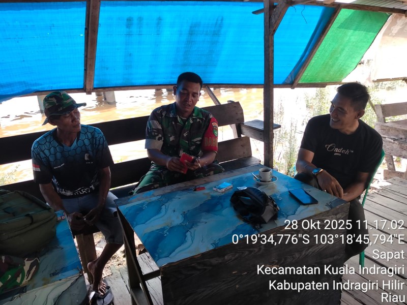 Komsos Sebagai Bentuk Kepedulian Babinsa Koramil 04/Kuindra Terhadap Masyarakat Setempat Komsos Sebagai Bentuk Kepedulian Babinsa Koramil 04/Kuindra Terhadap Masyarakat Setempat