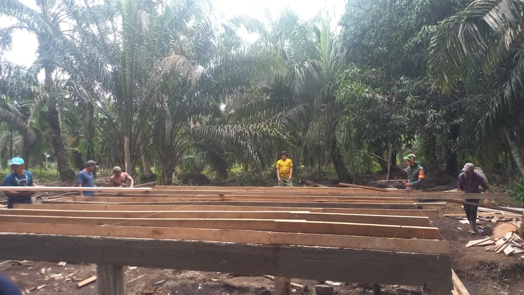 Membangun Desa dengan Cinta: Koramil 09/Kemuning Lakukan Kegiatan RLTH di TMMD ke-123