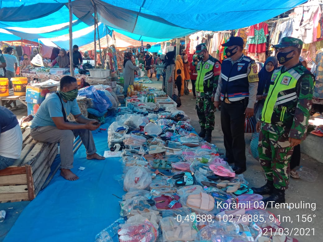 Babinsa 03/Tempuling Dan Bhabinkamtibmas Ajak Pengunjung Pasar Pekan Tua Tetap Disiplin Protkes