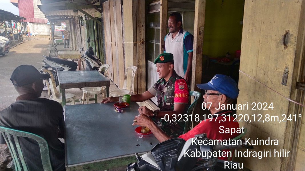 Babinsa Koramil 04/Kuindra Sampaikan Kepada Warga Agar Selalu Berhati-hati Saat Bekerja