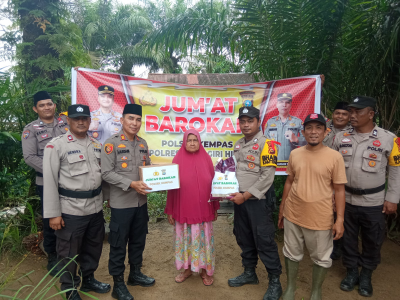 Polsek Kempas Bagikan Sembako melalui Jum'at Barokah, Sampaikan Pesan Pemilu Damai