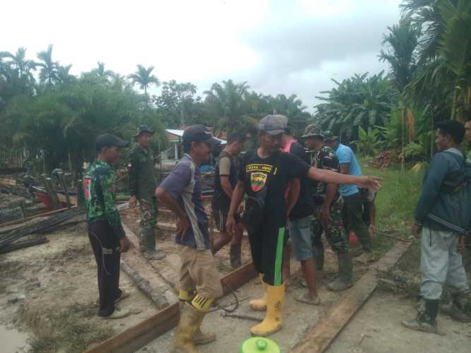 Babinsa Koramil 04/Kuindra Melaksanakan Karya Bakti Bersama Masyarakat