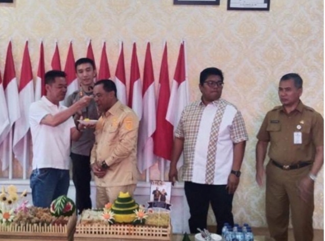 Perayaan Hari Kelahiran, Bupati Rohil Suguhkan Nasi Tumpeng Ke Sekdakab