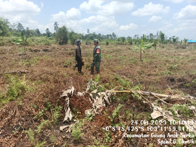 Penyisiran Semak Belukar Terus Dilakukan Bhabinsa 05/Gas Kopda Chandra Manto Untuk Antisipasi Kebakaran