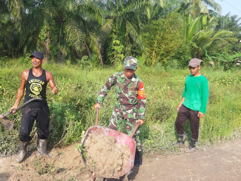 Giat Goro Untuk Memperbaiki Jalan Yang Rusak Bersama Babinsa Koramil 07/Reteh Dengan Warga