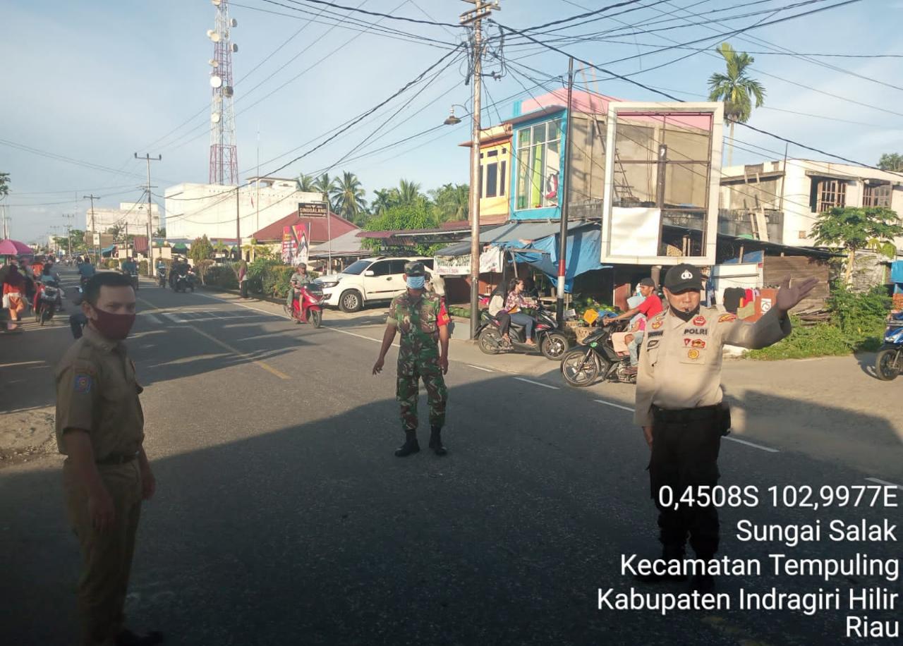 Cegah Kemacetan Jelang Buka Puasa, Personel Koramil 03/Tempuling Dan Polsek Tempuling
