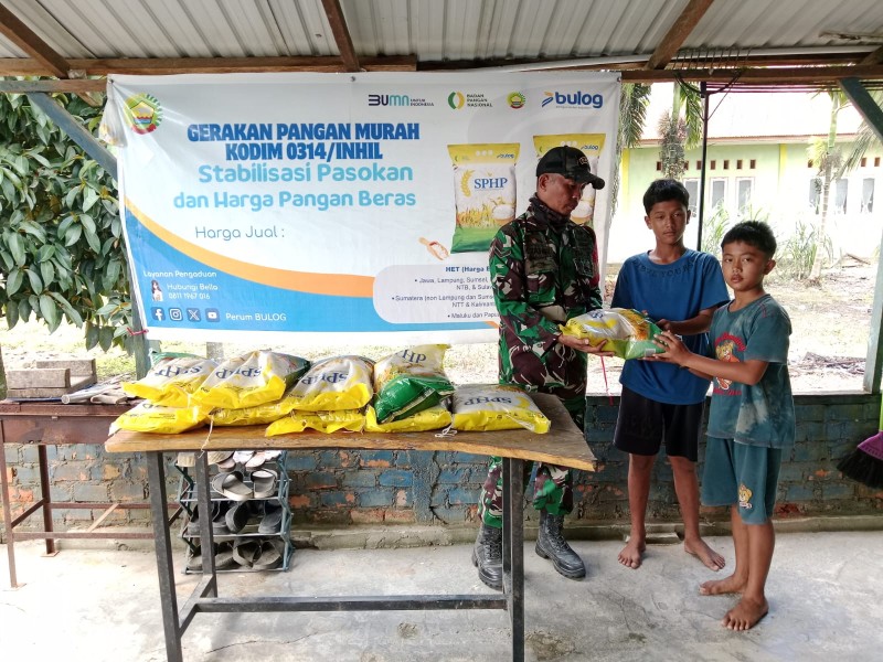 Babinsa Koramil 07/Reteh Laksanakan Pengawasan SDM dan Han Pangan Murah