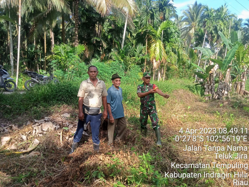 Dalam Kondisi Berpuasa, Babinsa 03/Tpl Tetap Ajak Warga Patroli Karhutla