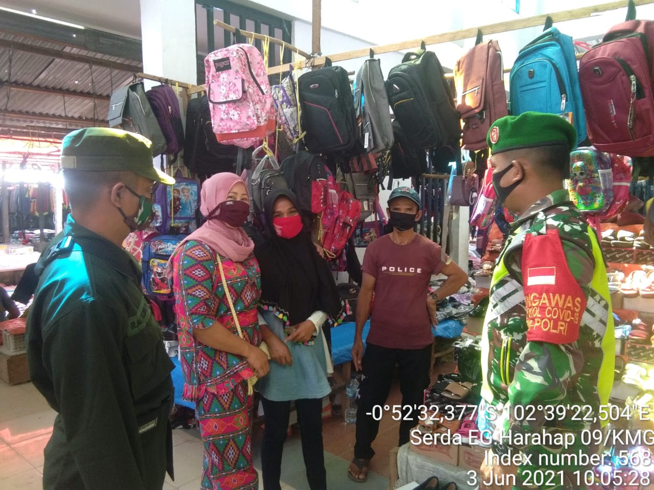 Personil Koramil 09/Kemuning Rutin Lakukan Penegakan Protkes di Keritang Hulu