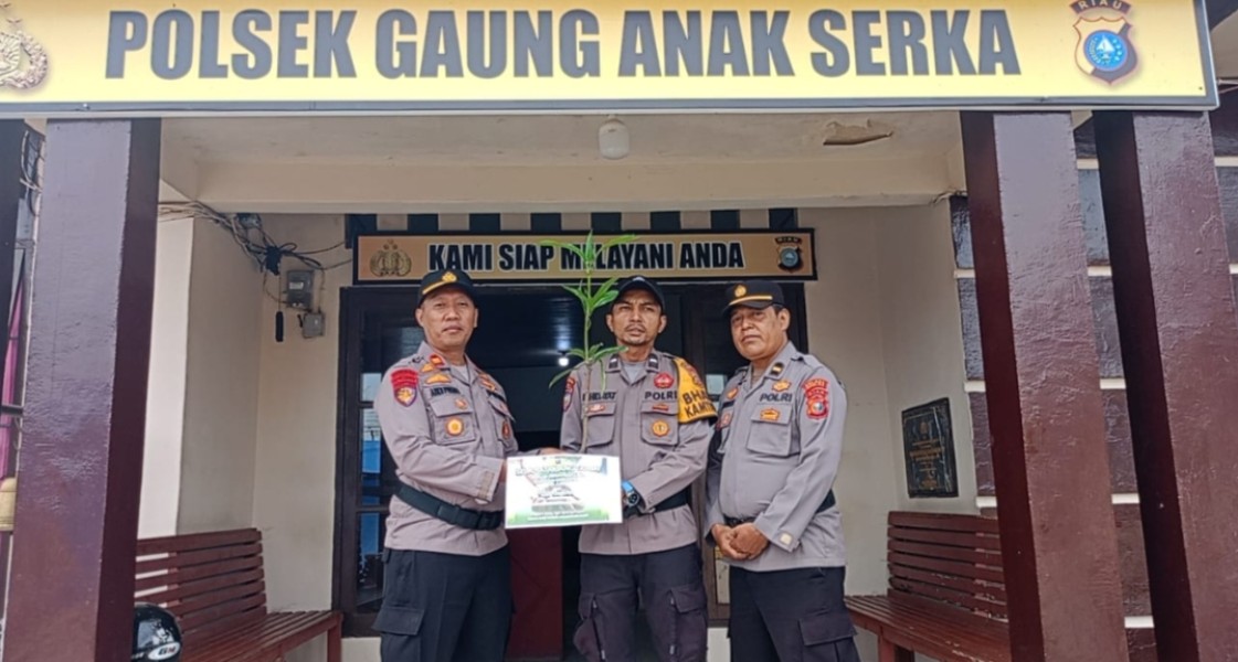 Kapolsek Gaung Anak Serka Beri Hadiah Bibit Pohon Kepada Personel yang Berulang Tahun