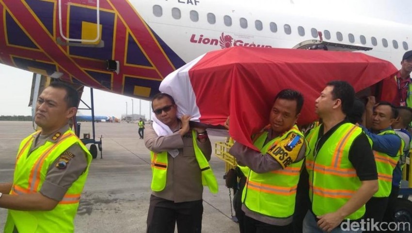 Rekan Seangkatan Sambut Jenazah AKBP Mito Korban Lion Air di Semarang