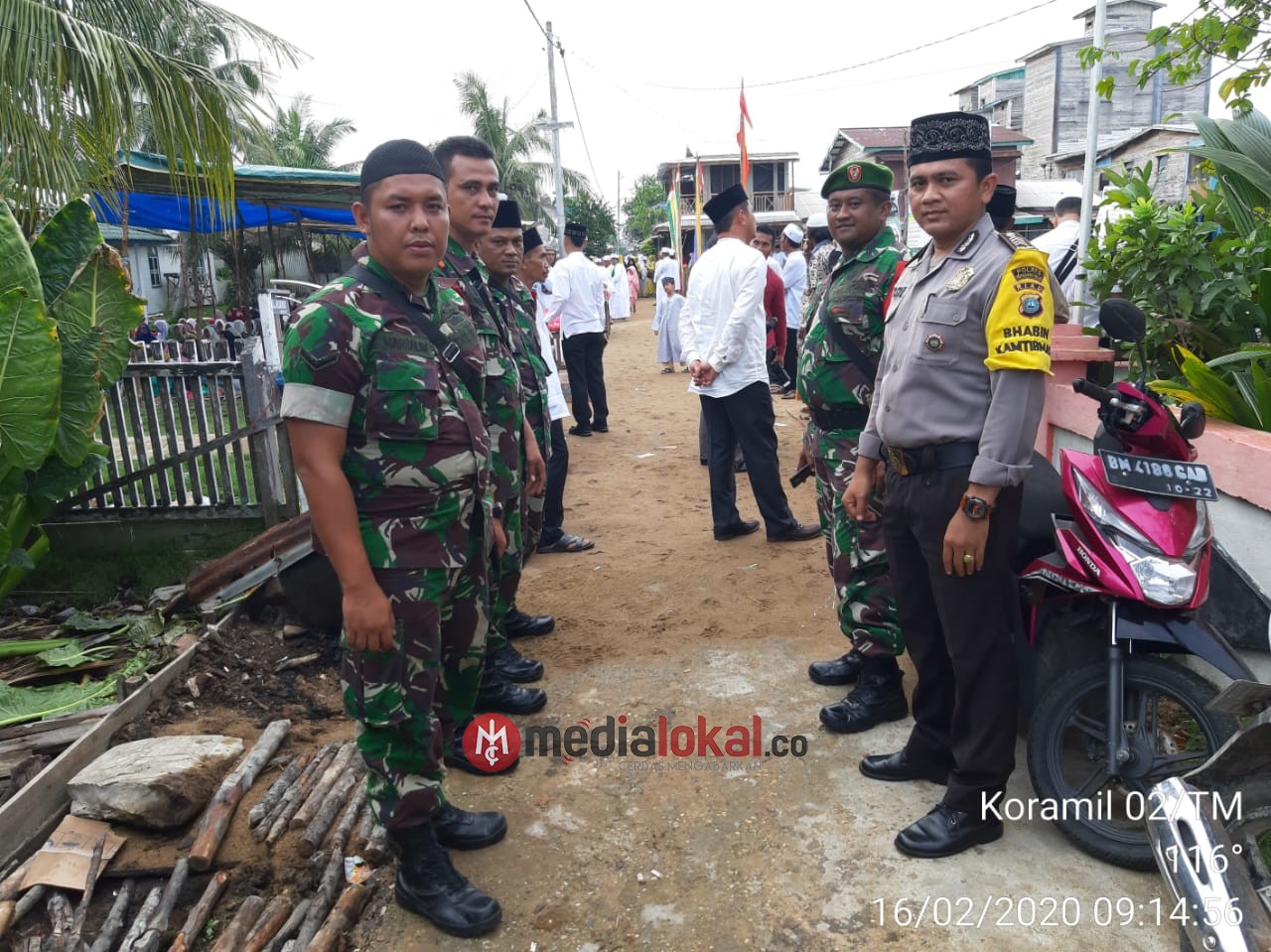 Koramil 02/Tanah Merah bersama Polri dan Pemuda Giat Pam Amankan Haul Akbar di Desa Tanjung Baru