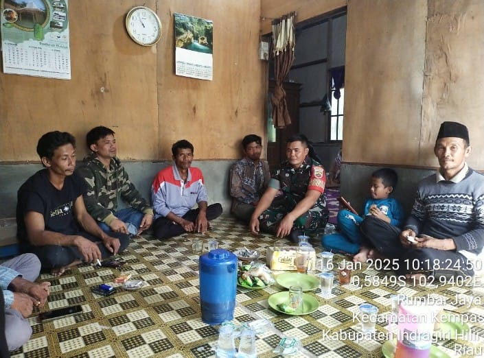 Sambang Tomas, Babinsa Koramil 03/Tpl Lakukan Komsos di Desa Binaan