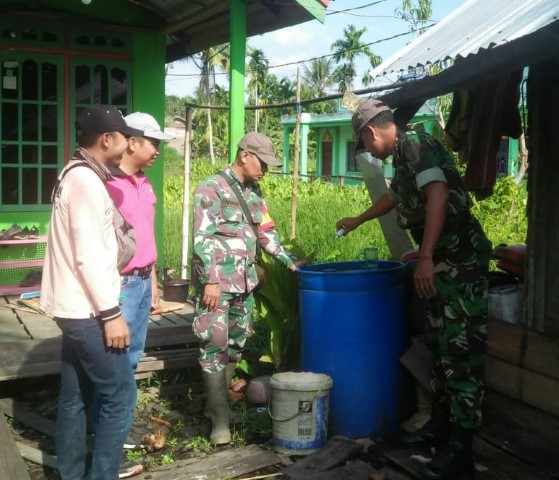 Kompak, Koramil 05/GAS Bantu Puskesmas Teluk Pinang Lakukan PE di Dusun Murni