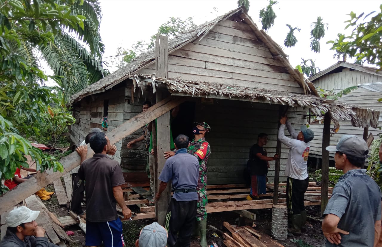 Babinsa Koramil 04/Kuindra Serda Ronal Manalu Laksanakan Goro Bersama Masyarakat Setempat