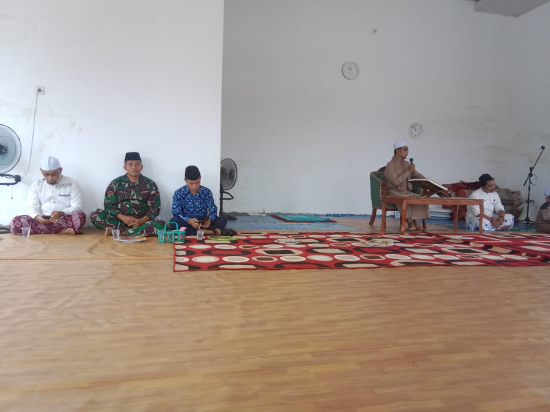 Babinsa Koramil 07/Reteh Silaturahmi dengan Masyarakat di Sungai Batang dalam Acara Isra' Mi'raj