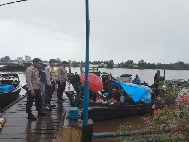 Wujudkan Keamanan Personil Bhabinkamtibmas lakukan Patroli dan Pengamanan Di Pelabuhan Gaung