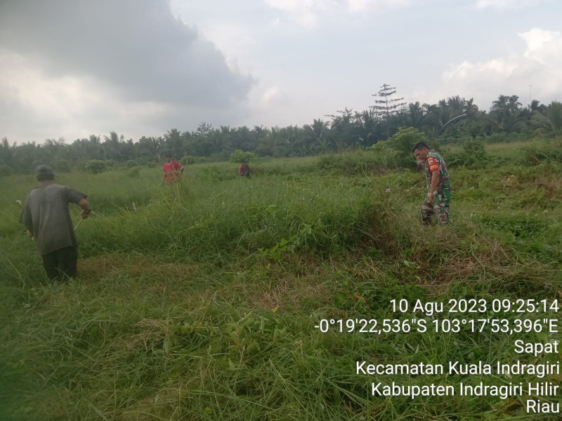 Pentingnya Jaga Kebersihan, Babinsa Koramil 04/Kuindra Giat Goro Untuk Saling Membantu