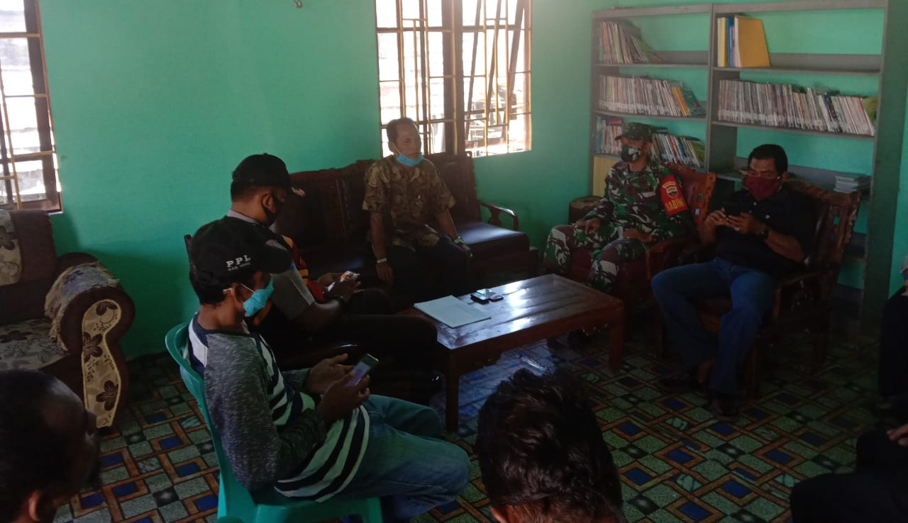 Perkuat Sinergitas, Babinsa Koramil 04/Kuindra Komsos di Kantor Desa
