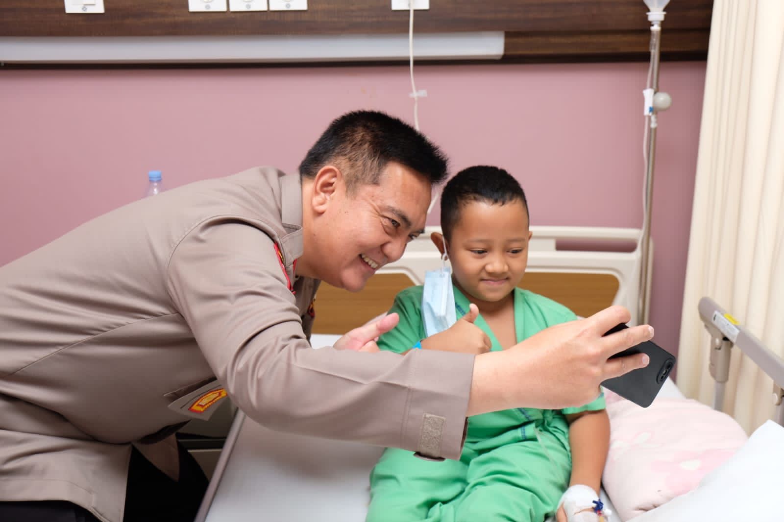 Jenguk Raihan dan Fajri, Anak Penderita Rapuh  Tulang, Kapolda Riau : Intervensi Kedokteran Untuk Penguatan Tulangnya