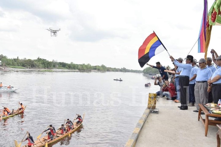 Bupati HM.Wardan Melepas Lomba Sampan Slodang pada Puncak Milad Ke-23 Kecamatan Gaung TH 2019. 