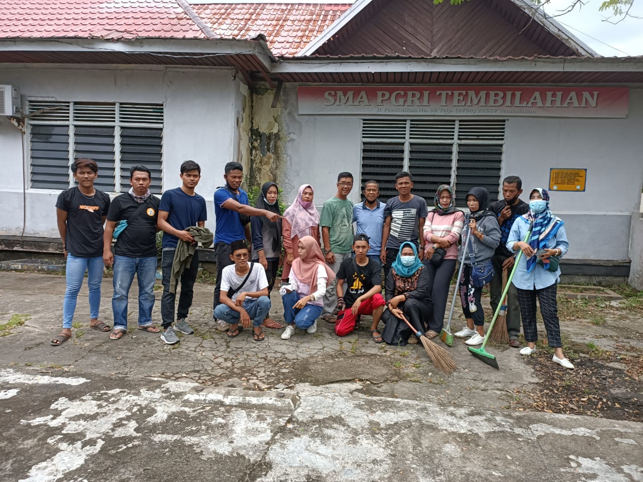 Alumni SMA PGRI Tembilahan Gotong Royong Bersihkan Sekolah