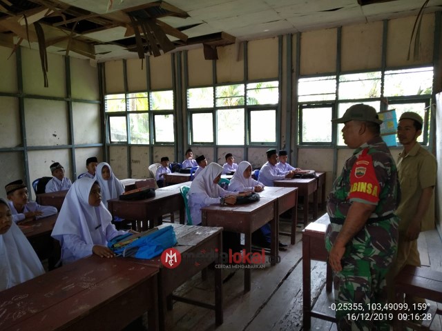 Serda Junaidi Koramil 04/Kuindra Giat Sosialisasi Wasbang Cinta NKRI di SMP N 02 Desa Perigi Raja