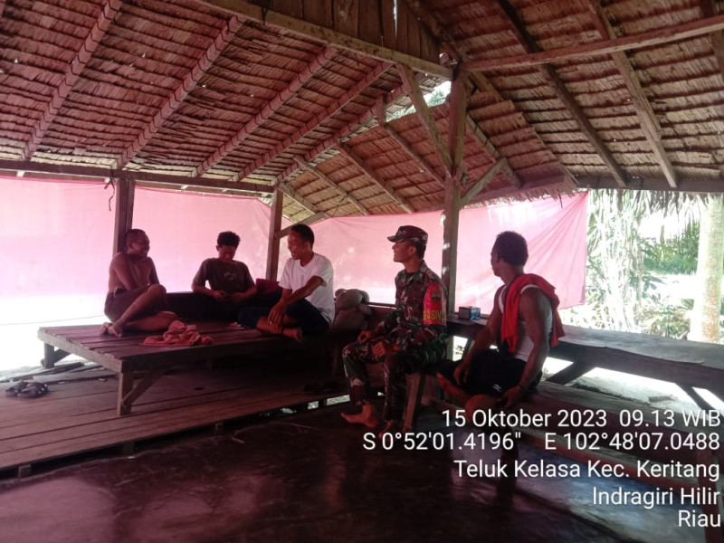 Babinsa Koramil 09/Kmg Bantu Masyarakat Untuk Berkomunikasi Melalui Komsos dan Saling Bersilaturahmi