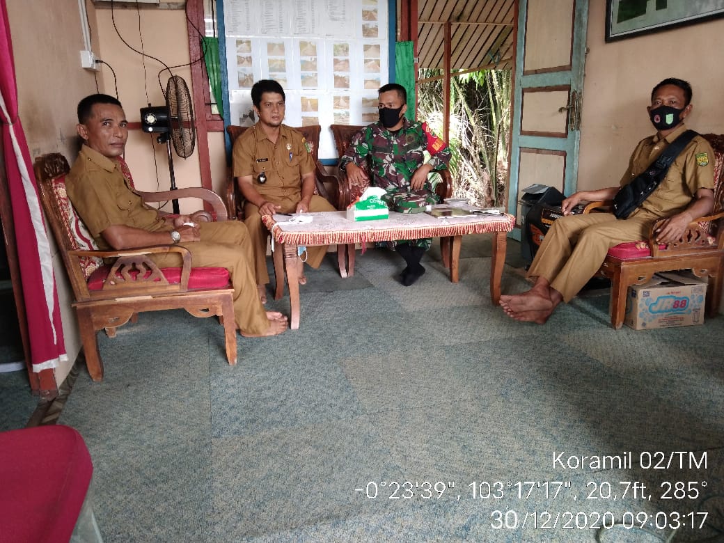 Pererat Kebersamaan, Babinsa Koramil 02/Tanah Merah Komsos dengan Aparat Desa Tekulai Hilir