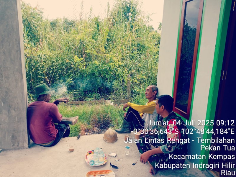 Babinsa Serda Riko Saputra Berbagi Senyum dengan Warga Binaan, Komsos dan Patroli Wujudkan Keamanan di Desa Pekan Tua