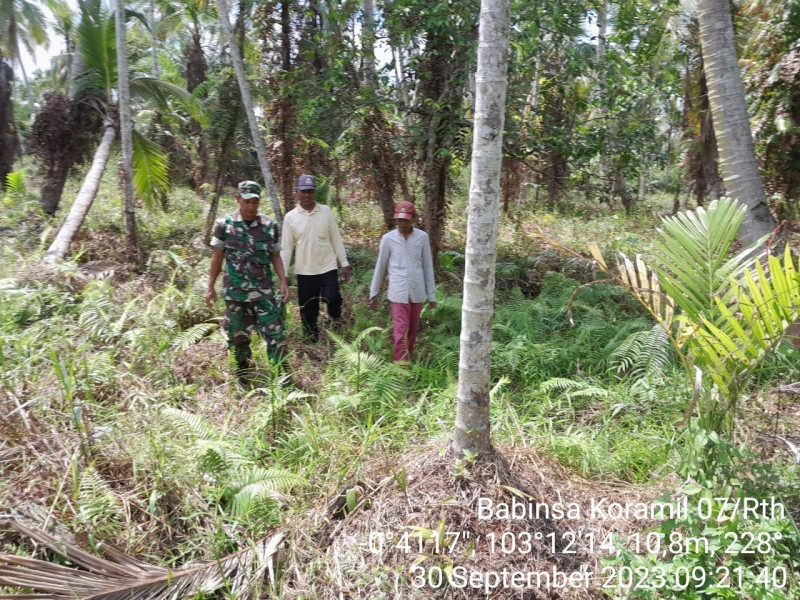 Babinsa Koramil 07/Reteh Rutin Untuk Patroli Karlahut di Binaan Bersama Masyarakat
