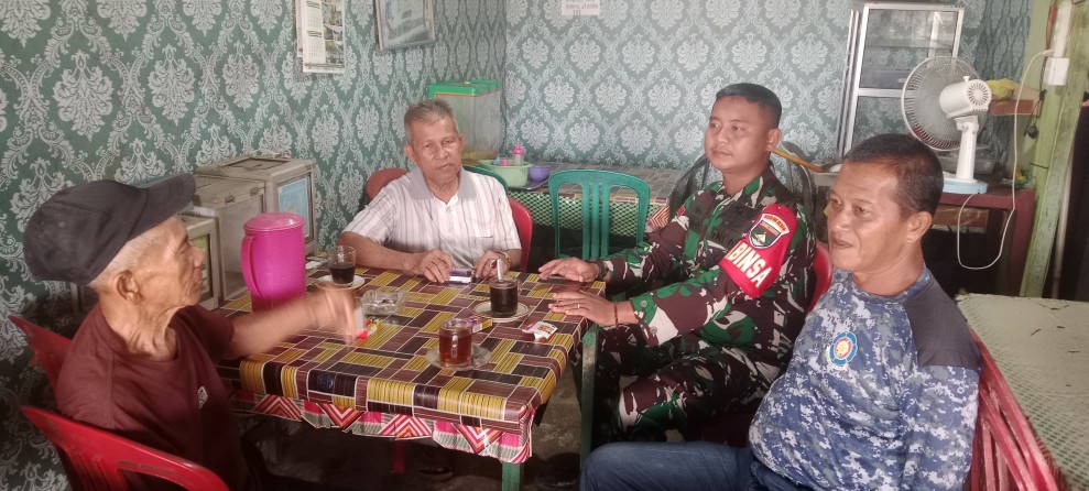 Babinsa Pratu Umar Tarik Tangan Masyarakat: Ajak Siapkan 'Desa Teluk Jirah yang Bersih dan Aman Lewat Komduk