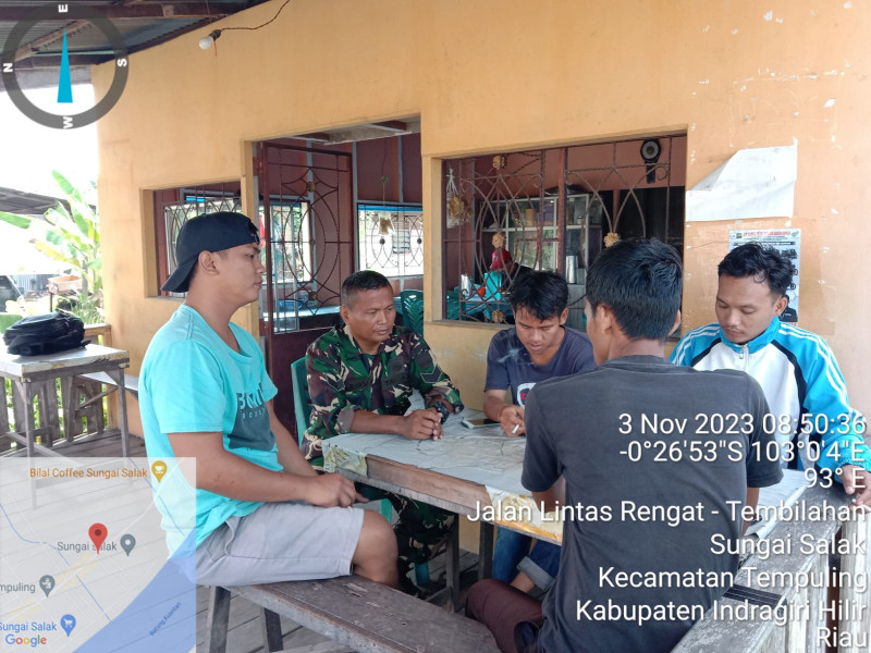 Babinsa Koramil 03/Tpl Serka Nuryadi Komsos Dengan Ketua Pemuda Di Sungai Salak