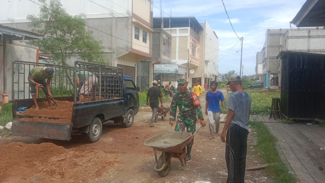 Babinsa Koramil 05/Gas Kopda Umar Nasution Bersama  Warga Goro Perbaiki Jalan Yang Berlobang