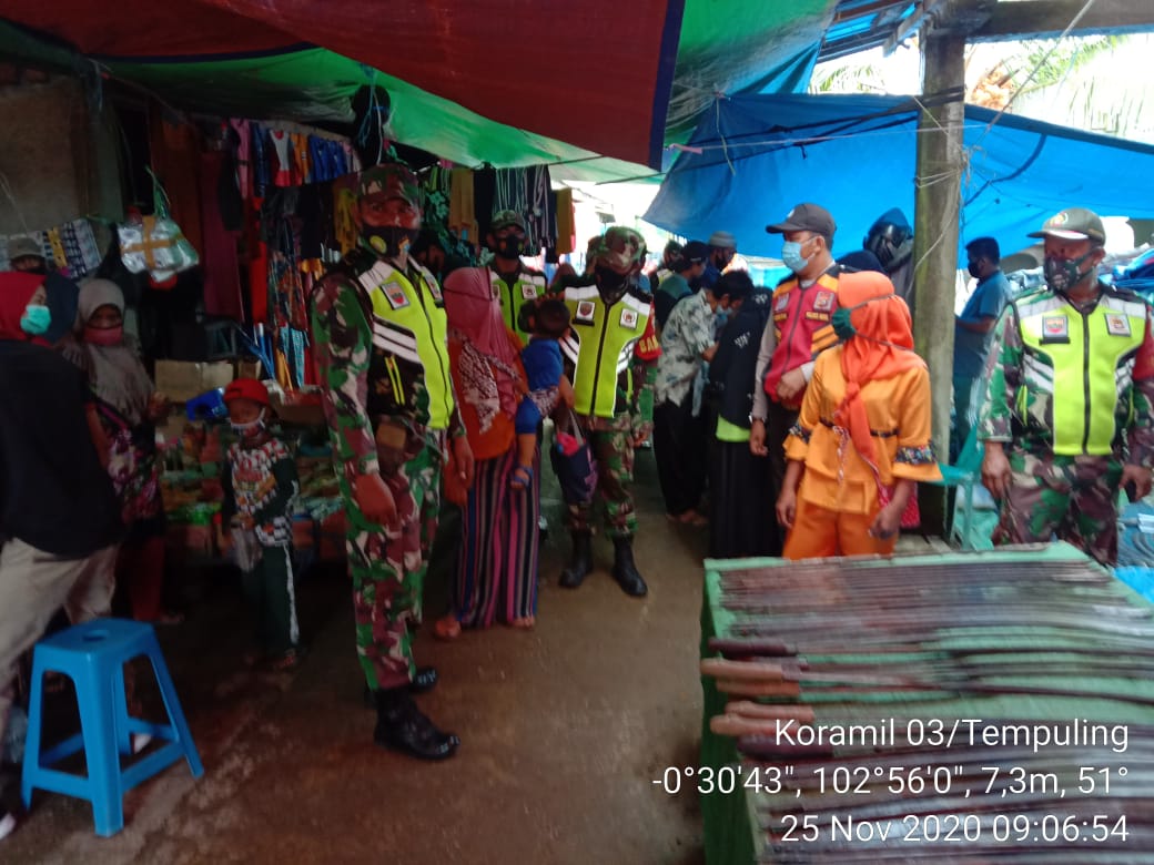 Babinsa Koramil 03/Tempuling dan Satgas Lakukan Penegakan Protkes di Pasar Tradisional Mumpa
