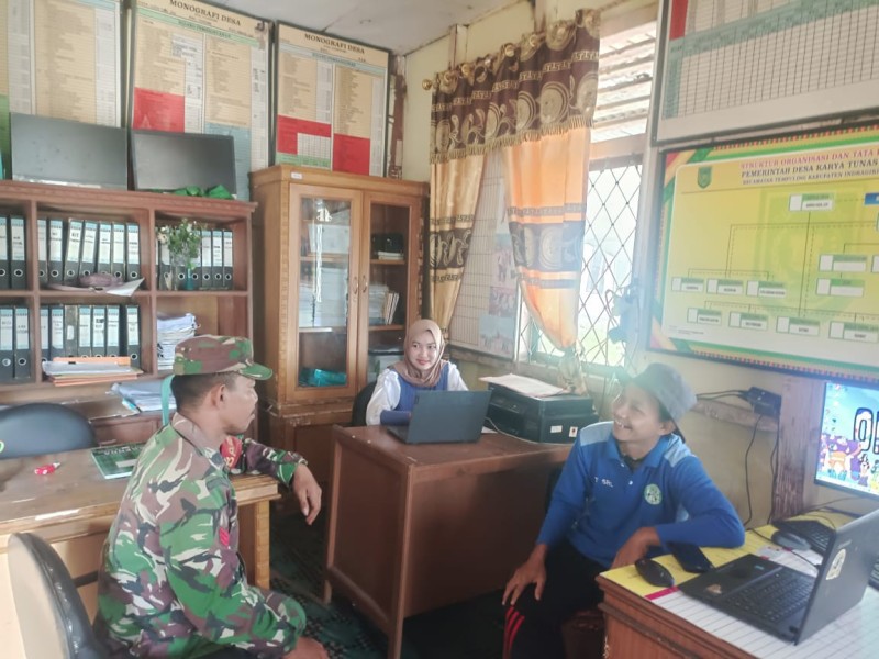 Pererat Sinergitas di Bulan Puasa, Babinsa Koramil 03/Tpl Komsos Dengan Perangkat Desa Binaan